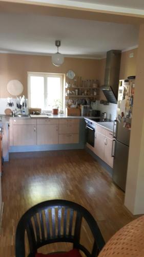 柏林ruhiges Zimmer in Pankow的厨房铺有木地板,配有冰箱。