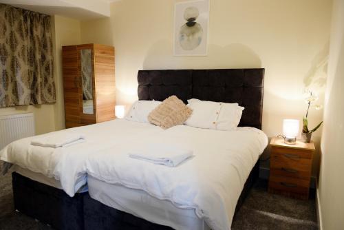 伦敦London Luxurious Sweet Home的一间卧室配有一张带白色床单的大床
