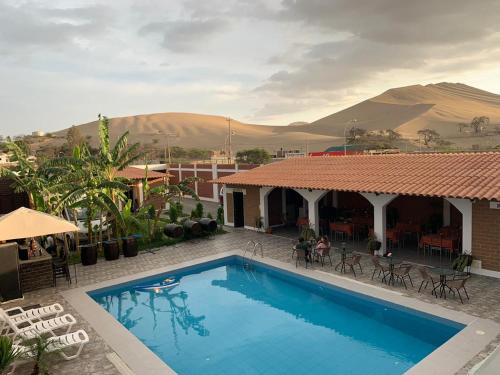 伊察Huacachina Desert House的一座位于山房前方的游泳池
