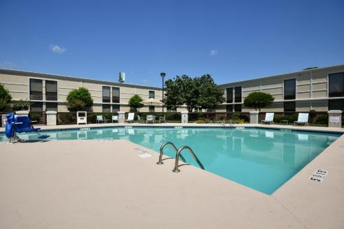 兰伯顿兰巴顿假日酒店的大楼前带滑梯的游泳池