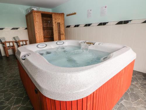 LlanfairAwel Y Llan的客房内的按摩浴缸