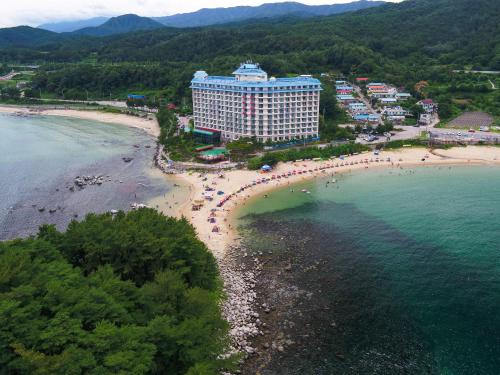 固城Kumgangsan Condo Sokcho的海滩上酒店空中景色