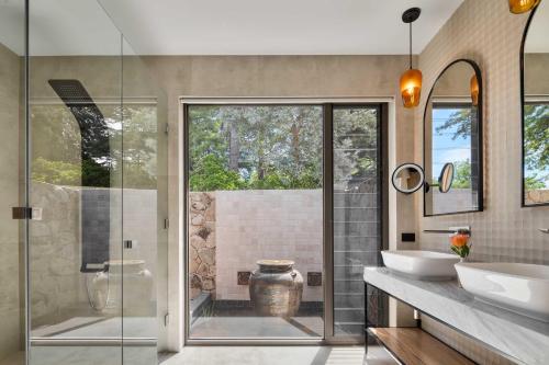 克拉佛斯Sequoia Lodge的一间带两个水槽和玻璃淋浴间的浴室