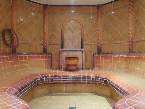 帕尔福斯蒂根维特酒店的中间设有带卫生间的瓷砖浴室