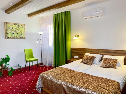 米尔哥罗德RioRo的酒店客房,配有床和绿帘