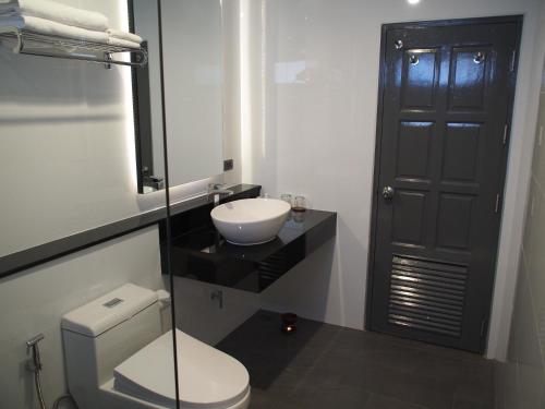 清莱清莱拉努纳度假酒店的浴室配有白色卫生间和盥洗盆。
