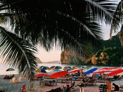 班柯木Rinna Resort的沙滩上,有遮阳伞,有人坐在沙滩上