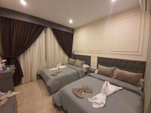 开罗City Palace Hotel的两张位于酒店客房的床,配有毛巾