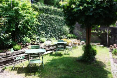 兰德尔萨克尔Brunnenhof Randersacker - das kleine Hotel的花园里的一组桌椅