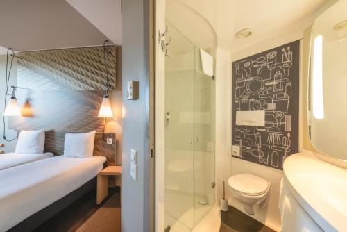 伯尔尼伯尔尼博览会宜必思酒店的带淋浴、床和卫生间的浴室