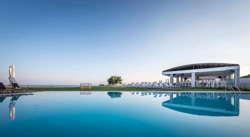 阿尔米罗斯海滩Thalassa Suites的一座游泳池,旁边设有凉亭