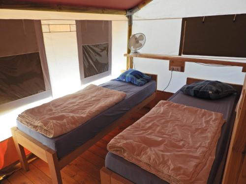 弗尔萨尔Drago Tours LODGE TENT, Valkanela的船上的2张床
