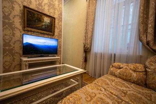 基辅Kyiv 2Rooms Classic Apartment的一间带电视和沙发的客厅