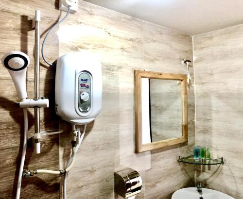 瓜拉丁加奴安特朗西酒店的带淋浴、卫生间和镜子的浴室