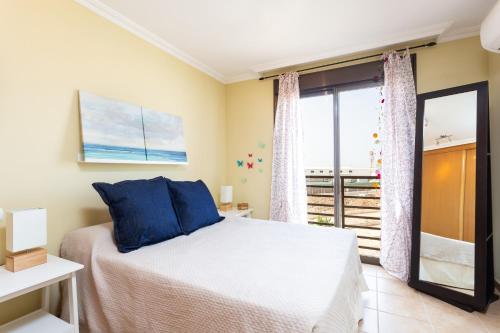 格拉纳迪利亚德亚沃纳Home2Book La Tejita Beach的一间卧室配有一张床,享有海景