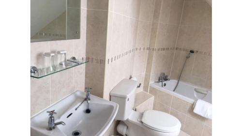 圣赫利尔泽西拉尼米德苑酒店 的浴室配有卫生间、浴缸和水槽。