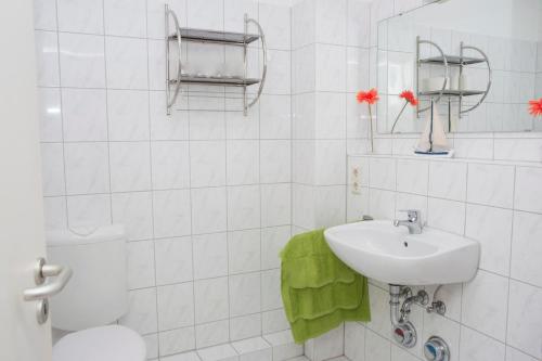 拉博埃HR Ostwind的白色的浴室设有水槽和卫生间。