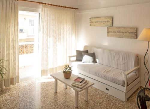 圣费兰-德瑟斯罗Sa Barda - Formentera Break的客厅配有床和桌子