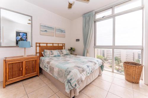 巴利托Amazing Sea View Apartment La Ballito的一间卧室设有一张床和一个大窗户