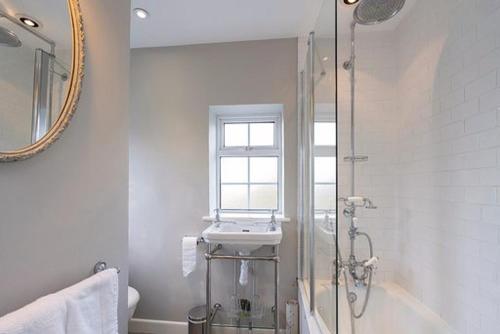 普尔伯勒契克斯酒店的带淋浴、盥洗盆和镜子的浴室