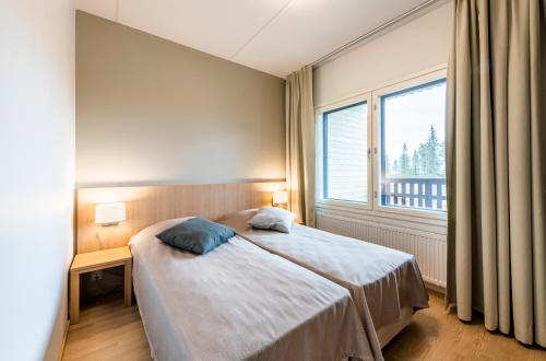 鲁卡鲁卡滑雪公寓的一间卧室设有一张床和一个大窗户