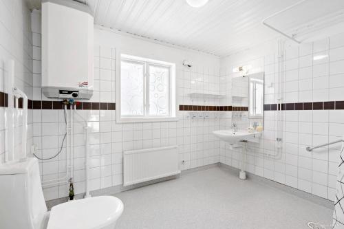 加普腾First Camp Ånnaboda-Örebro的白色的浴室设有卫生间和水槽。