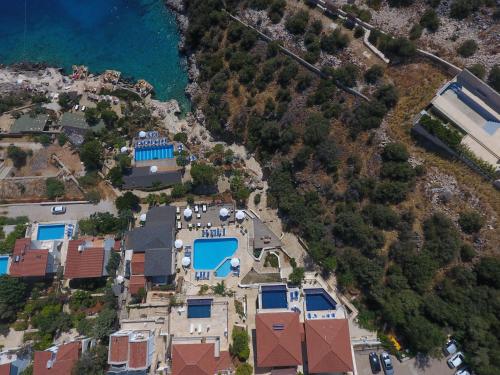 卡尔坎库鲁比酒店的享有带游泳池的房屋的空中景致