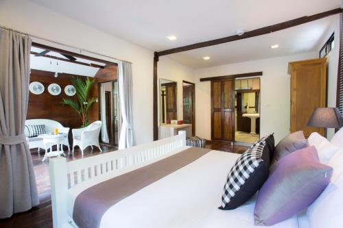 清迈Tolani Northgate Villa Chiang Mai的一间带一张白色大床的卧室和一个阳台