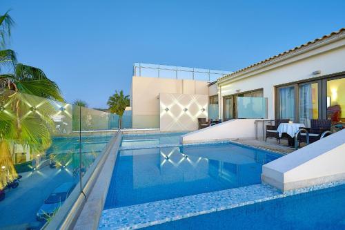 锡西Castello Boutique Resort & Spa - Adults Only的一座带游泳池和房子的别墅