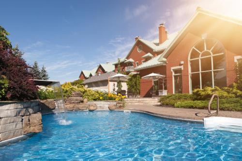 Bécancour戈德弗鲁瓦旅馆的房屋前有游泳池的房子