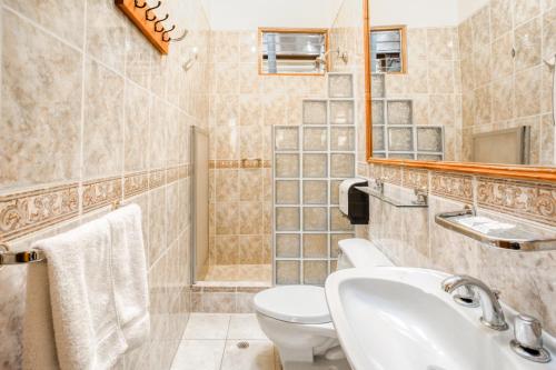 库斯科Selina Plaza De Armas Cusco的浴室配有盥洗池、卫生间和镜子。