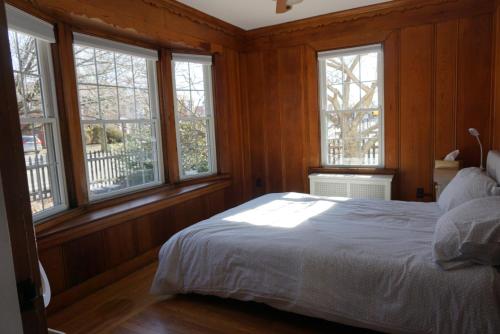 克兰斯顿The Royal Oak的一间带木墙的卧室和一张窗户床
