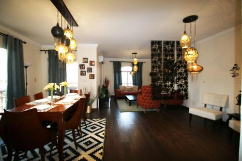 开罗Elegant home in Madinaty compound的用餐室以及带桌椅的起居室。