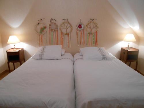 埃尔盖加贝里克La Roseraie的一间卧室配有2张白色的床和2盏灯。