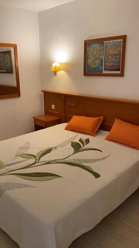 阿德耶villas Canarias的一间卧室配有一张带橙色枕头的床