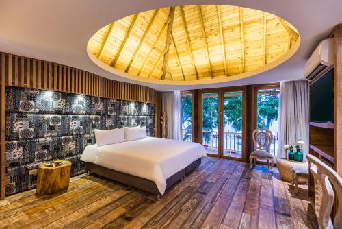 巴尔Hotel Isla del Encanto的一间卧室设有一张床和大型天花板