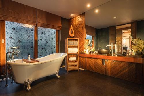 Tango Luxe Beach Villa, Koh Samui - SHA Extra Plus的一间浴室