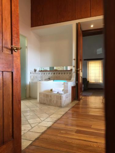 乔卢拉Quinta Luna的一间带浴缸的浴室位于客房中间