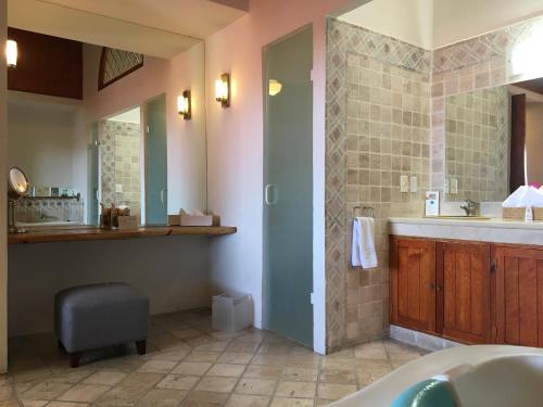 乔卢拉Quinta Luna的带浴缸、水槽和镜子的浴室