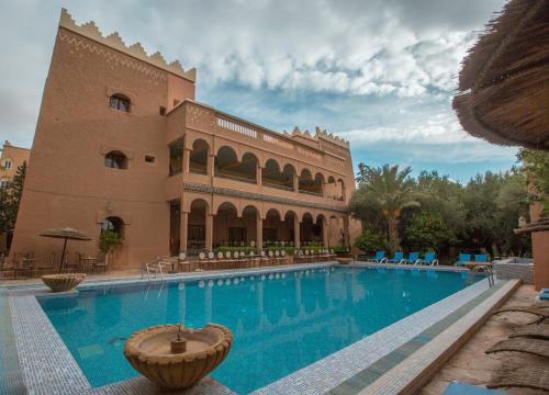 廷吉尔Hotel Kasbah Lamrani的一座大型建筑,设有大型游泳池