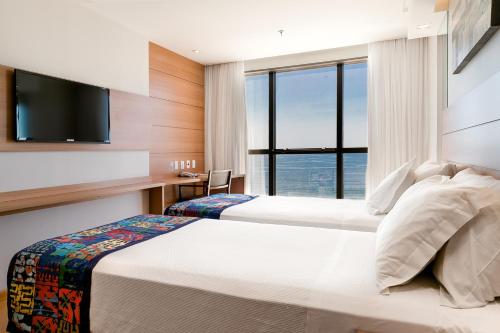 里约热内卢阿瑞纳柯巴卡巴纳酒店的酒店客房设有两张床和电视。
