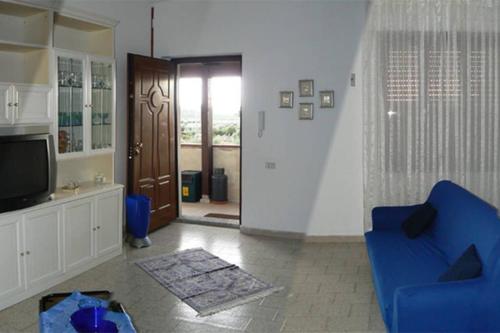 卡尔博尼亚Mariangela's Home的客厅配有蓝椅和电视