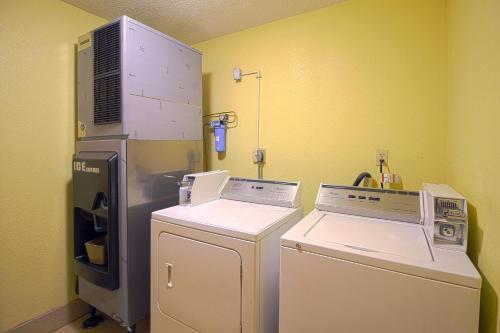 圣查尔斯日内瓦汽车旅馆的洗衣房配有洗衣机和烘干机