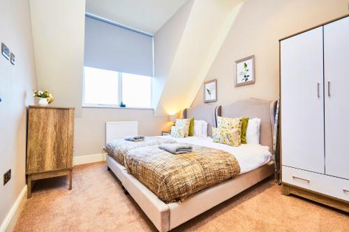 哈罗盖特The Beautiful Gems of Harrogate的一间卧室设有一张床和一个大窗户