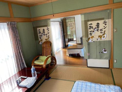 西条市Tsugoe's House Villa / Vacation STAY 74618的带一张床的房间和一个带窗户的房间