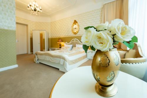 柏林达勒姆潘森酒店的卧室配有白色花瓶