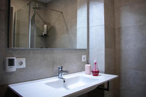 阿尔姆尼卡PLAYA COSTA TEMPLADA的浴室设有白色水槽和镜子