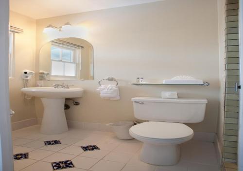 圣巴巴拉海边小村酒店的白色的浴室设有卫生间和水槽。