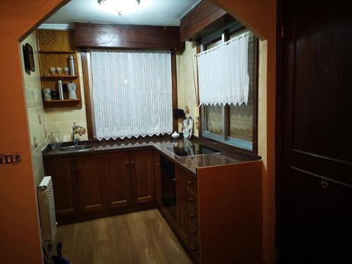 SevaresLa Casina的厨房设有水槽和窗户。