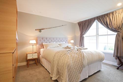 因弗卡吉尔运输世界洛奇公寓的一间卧室设有一张大床和一个窗户。